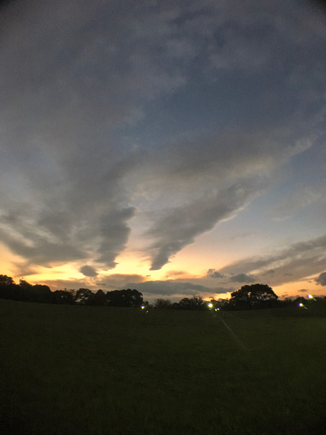 広角レンズ付けて撮影した夕焼け空と雲 - 1