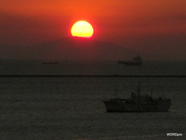 マニラ湾、サマット山の十字架と夕陽