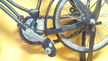 チェーンとペダルが動きます。現品のみ 金属製 自転車 置物 模型