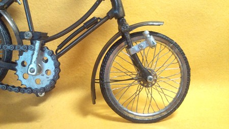 前輪横から。現品限り 金属製 自転車 置物 模型